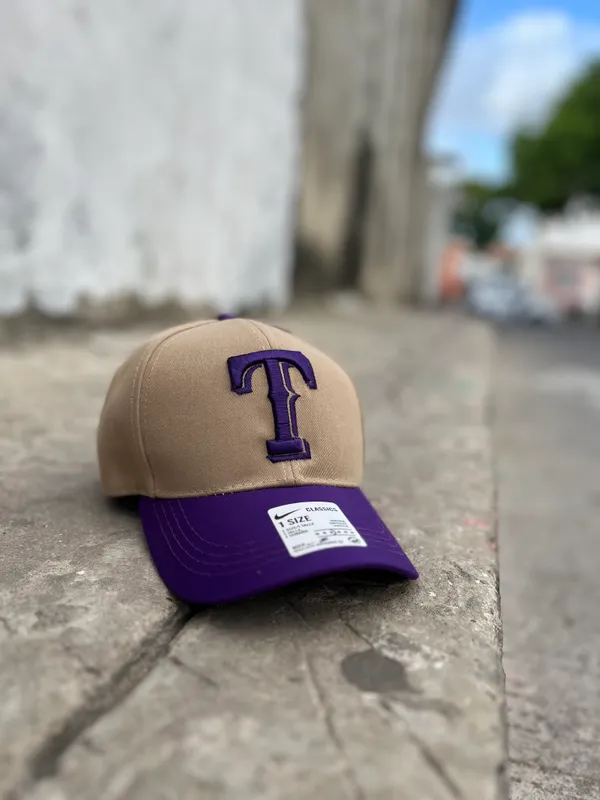 Gorra · T, Beisboleras, Beige con morado
